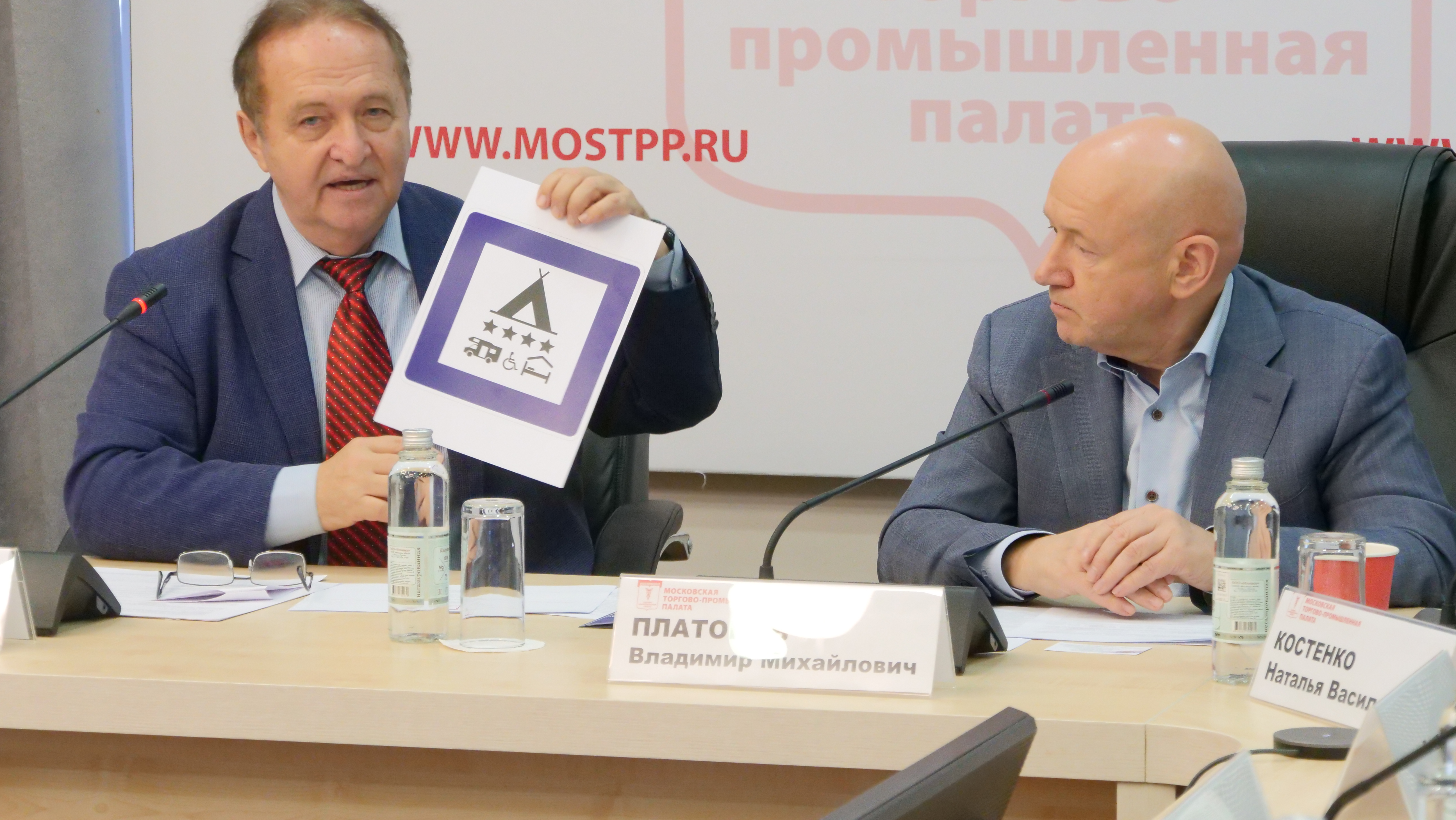 В России презентовали проект дорожного отечественного знака - кемпинг